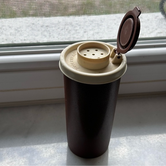 2 Tupperware Shakers - Picture 2 of 6